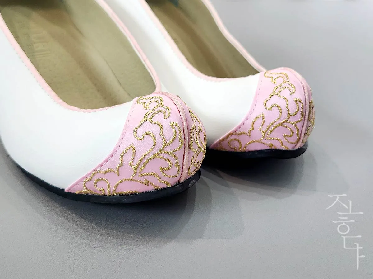 Gold Embroidery Women Wedding Shoes in Pink Kkotshin